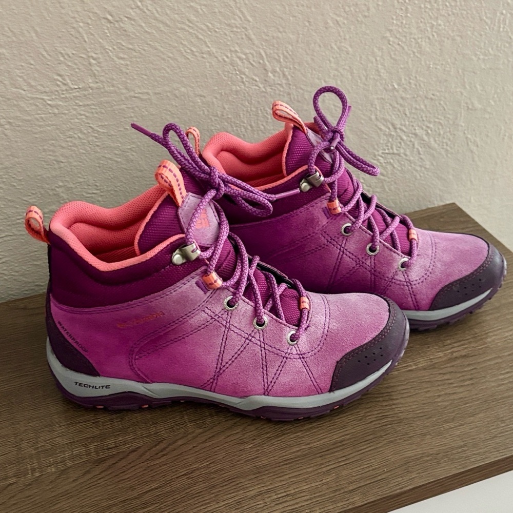 Columbia Women’s Hiking Waterproof Lace Up Boots Winter Size 6.5 Ombre Purple
